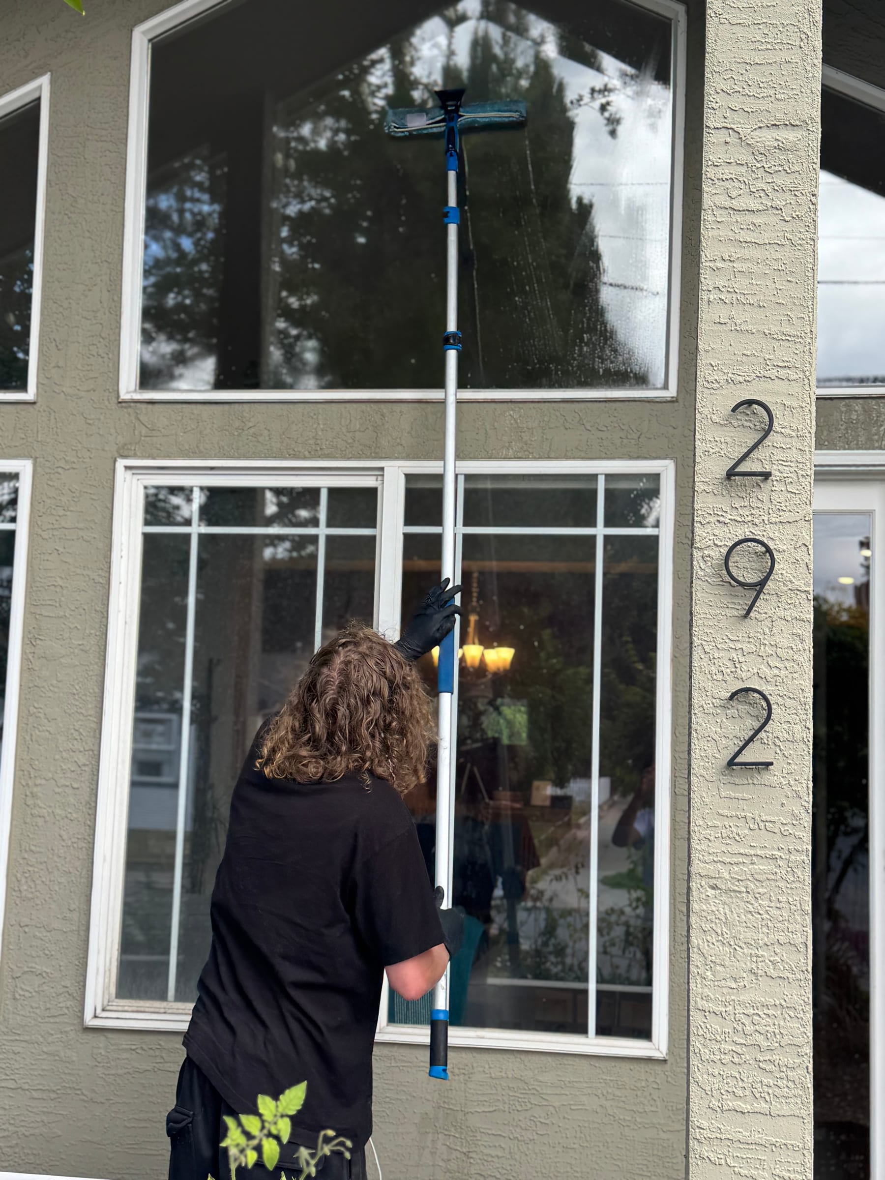 Water-fed pole cleaning on tall residential front windows
